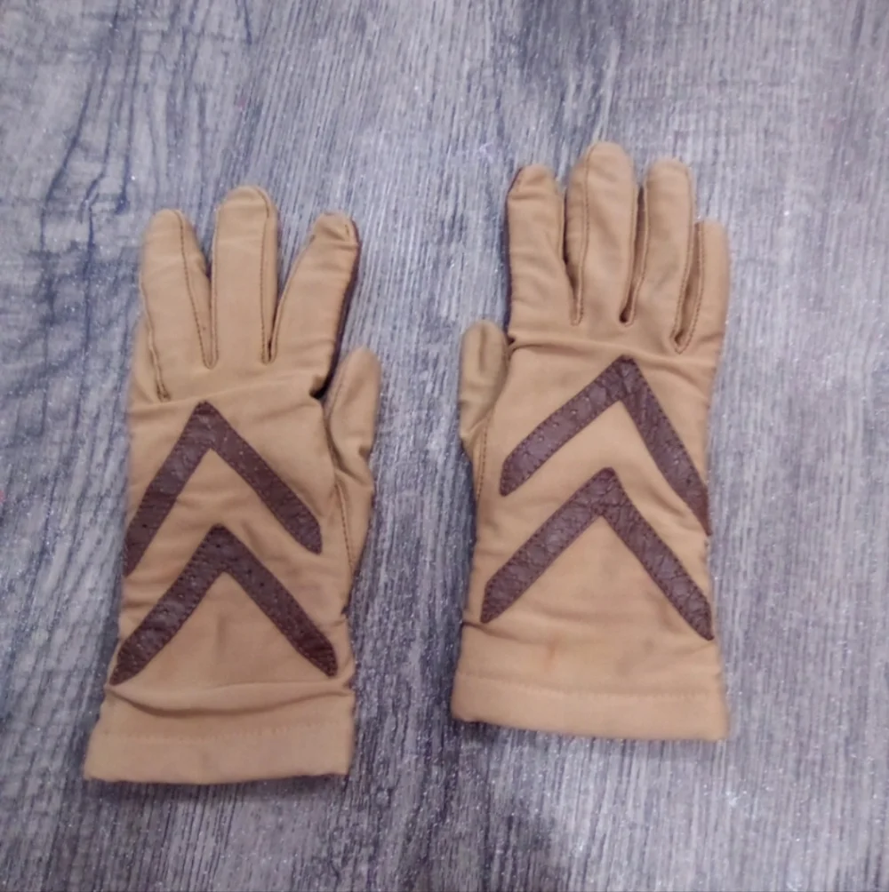 Isotoner Tan and Brown Leather Gloves